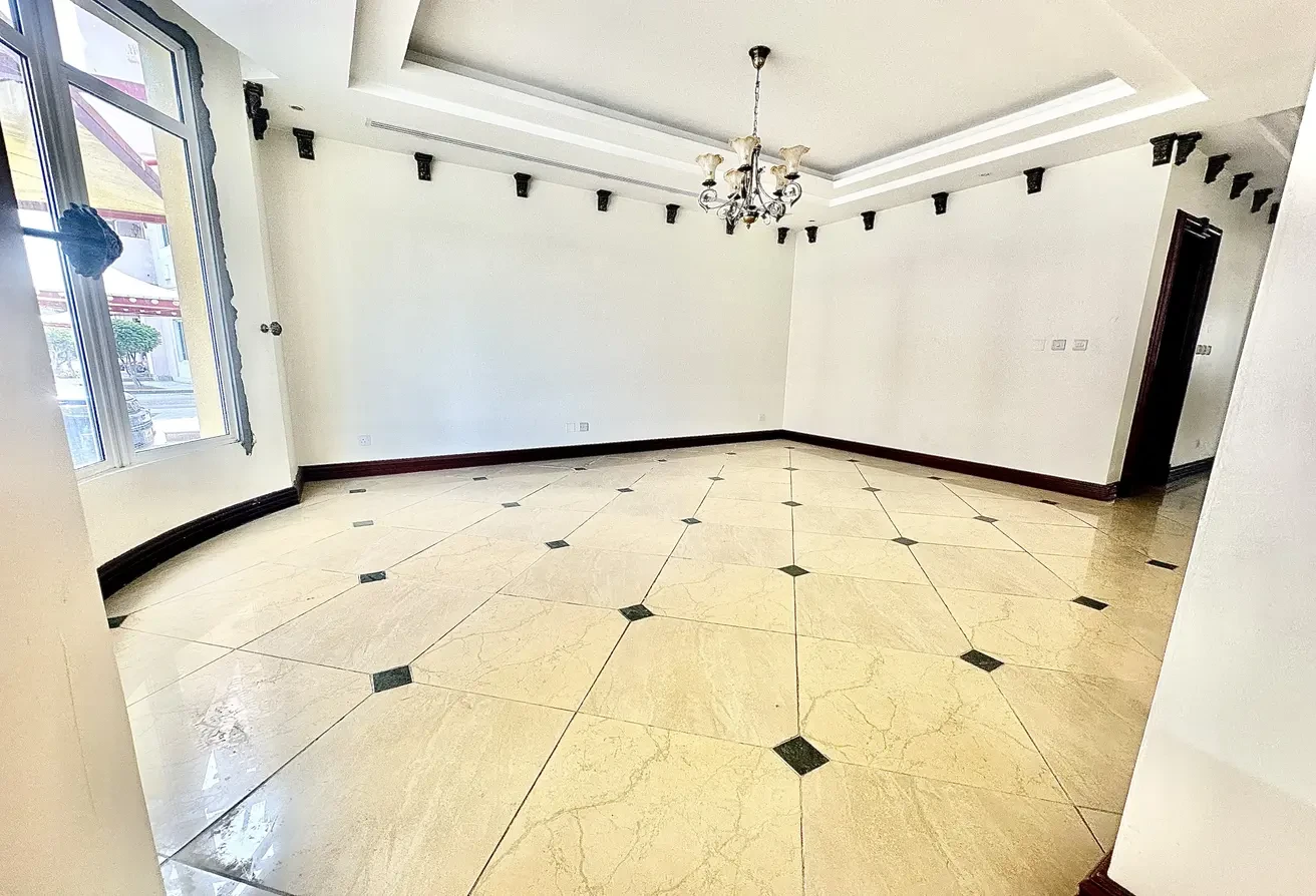 Spacious 5BHK Villa in Compound | Near Park - Villa in West Bay Lagoon Street