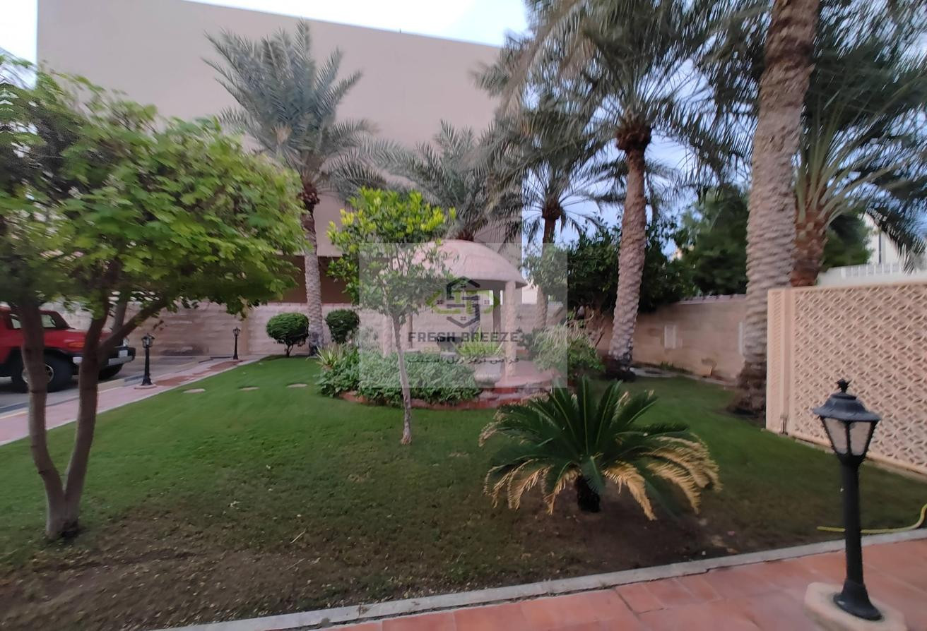 LOW PRICE | AMAZING 3 BHK SEMI FURNISHED APARTMENT