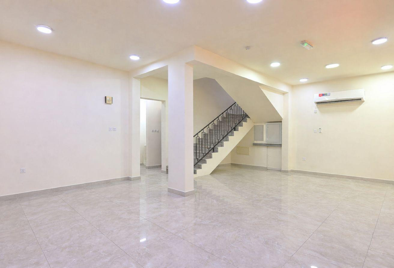 SPACIOUS | 5 BEDROOMS | MAID ROOM | PRIME LOCATION - Villa in Bu Hamour Street
