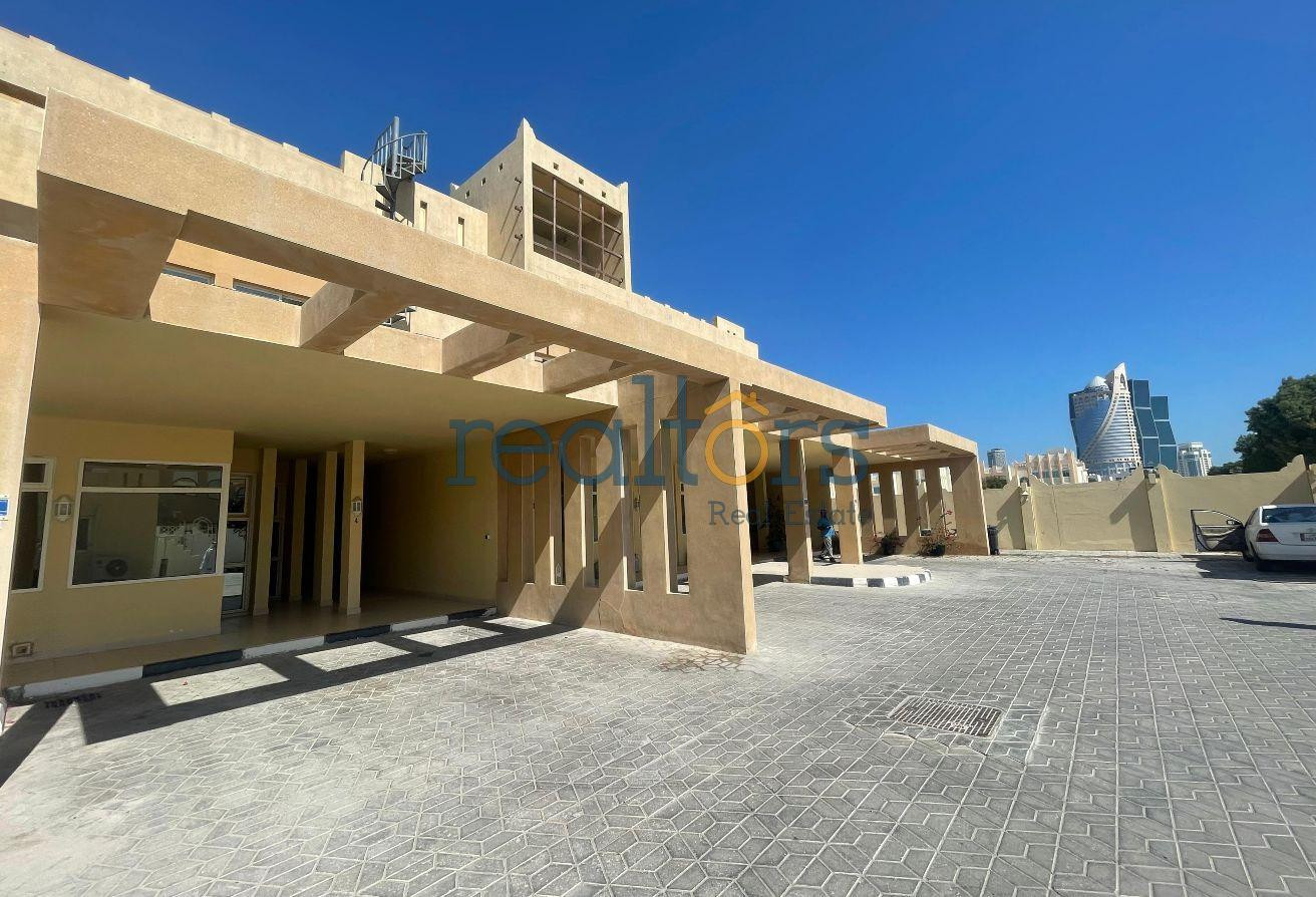 Luxury waterfront 4+Maid villa with private Garden - Compound Villa in West Bay Lagoon