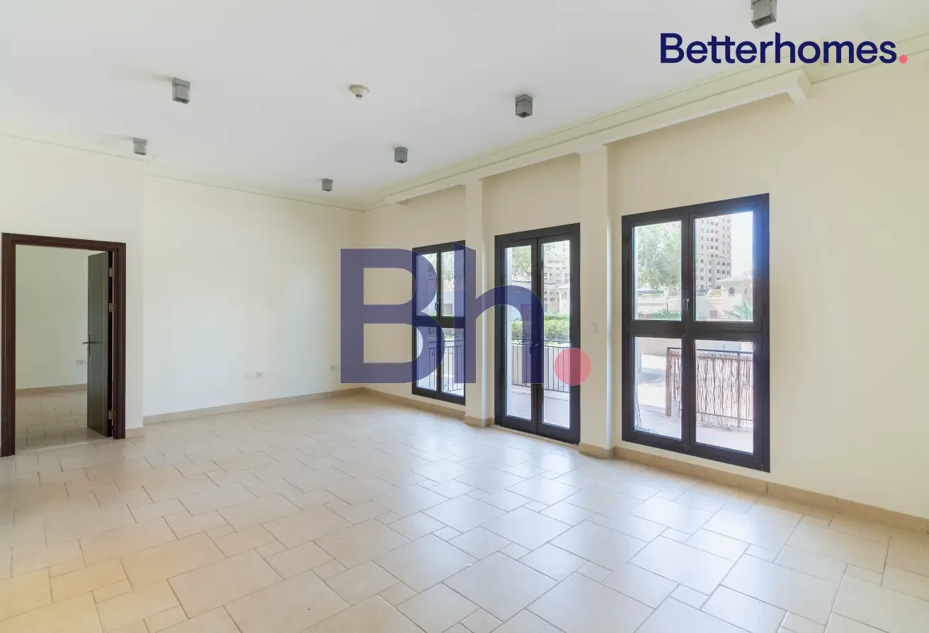 SEMI-FURNISHED 2BR | SPACIOUS | NEAR CAFES - Apartment in Doha