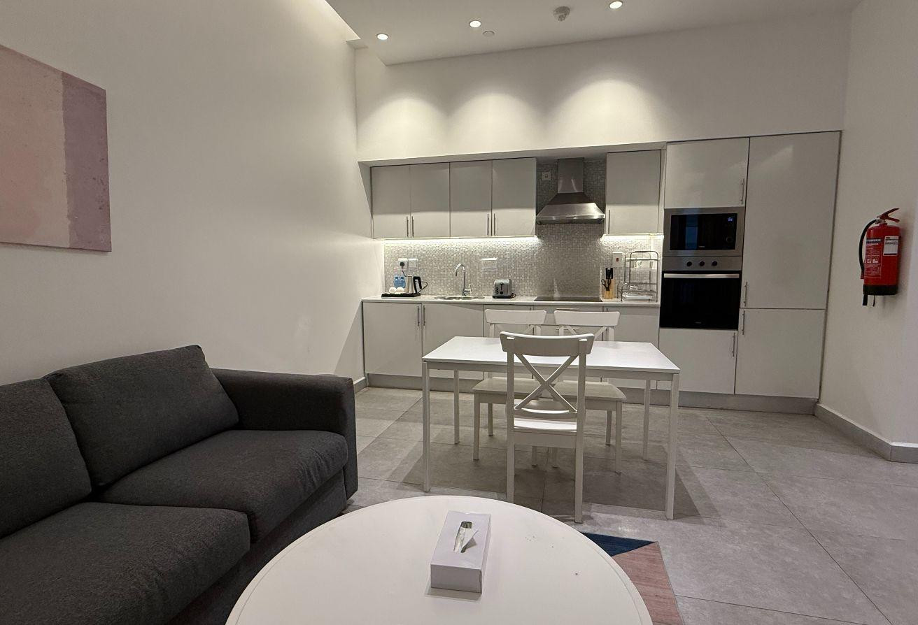 1 Bedroom luxurious &amp; fully service Apartment - Apartment in Ramada Tower