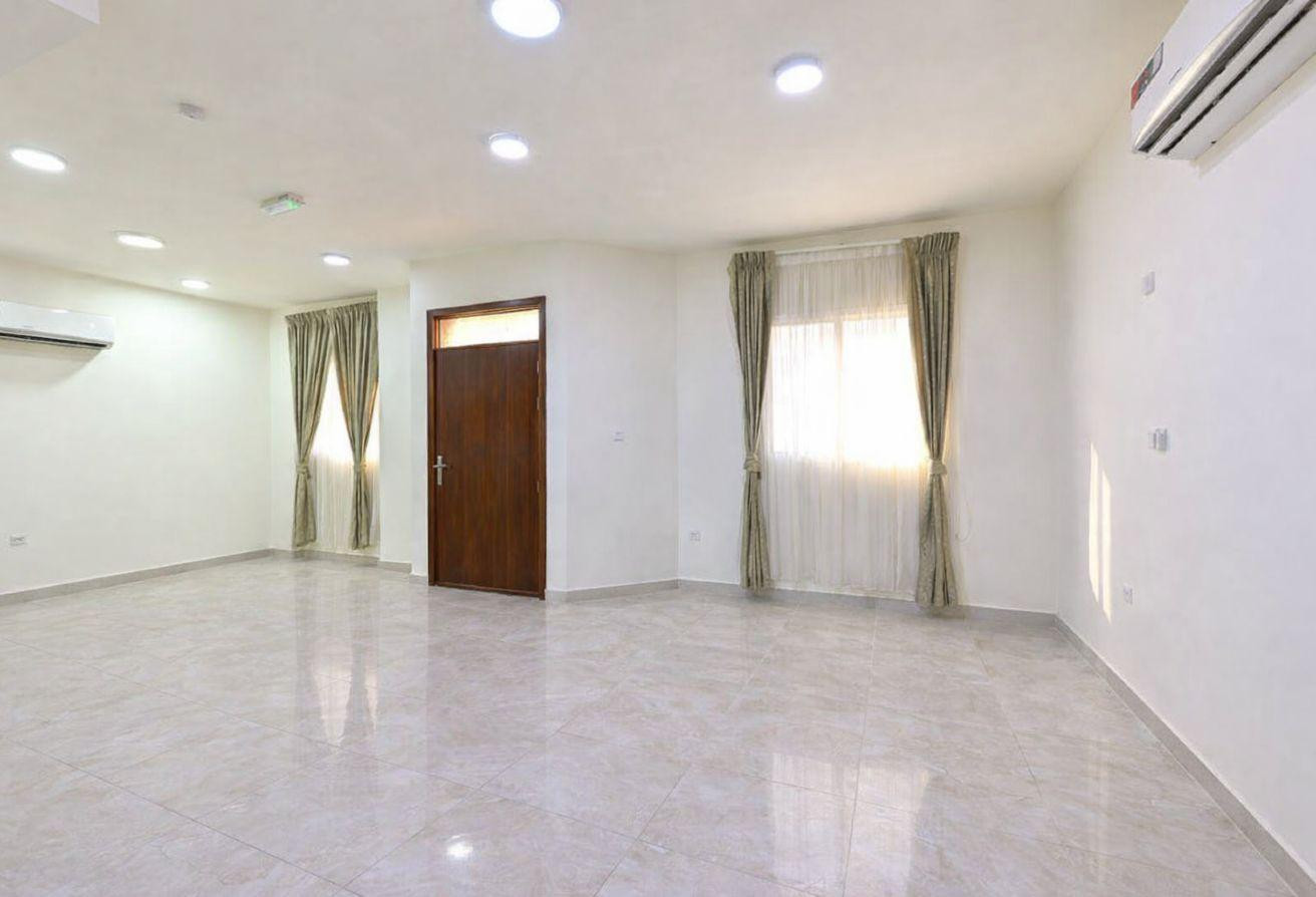 SPACIOUS | 5 BEDROOMS | MAID ROOM | PRIME LOCATION - Villa in Bu Hamour Street