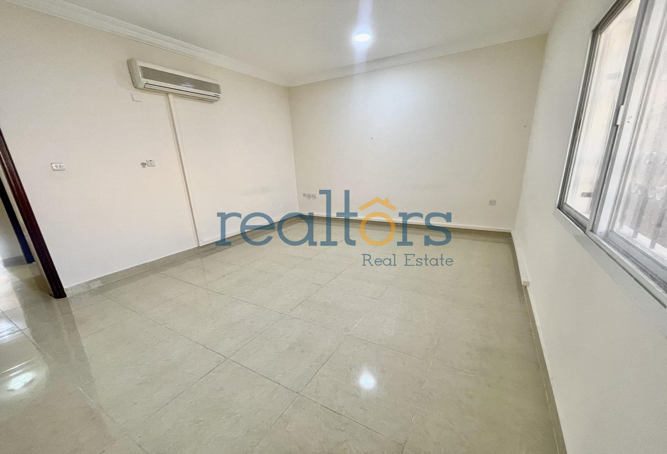 Convenient Location | 4 BR UF Villa | Compound - Villa in Al Duhail South