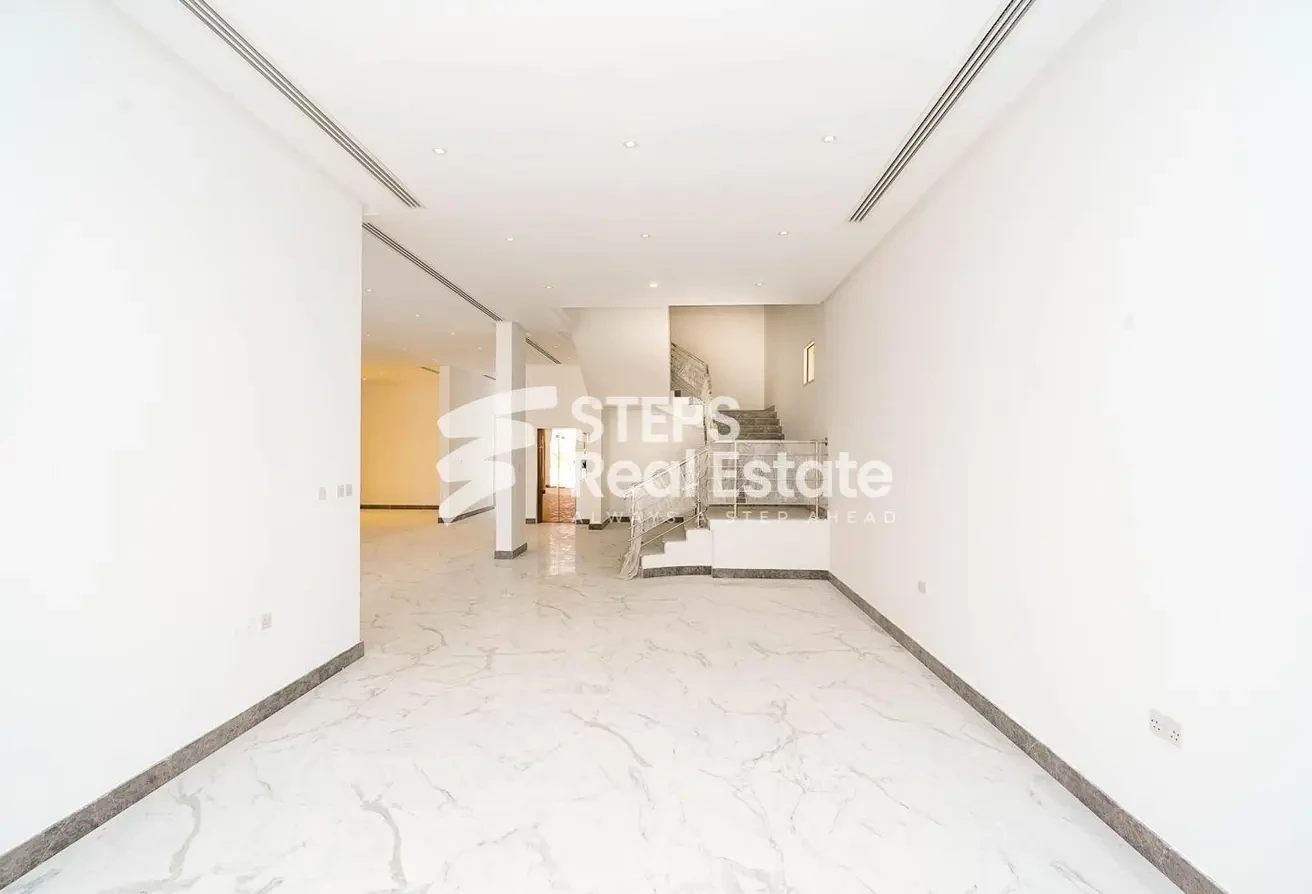 Spacious Service Villa for Sale in Duhail - Villa in Street 870
