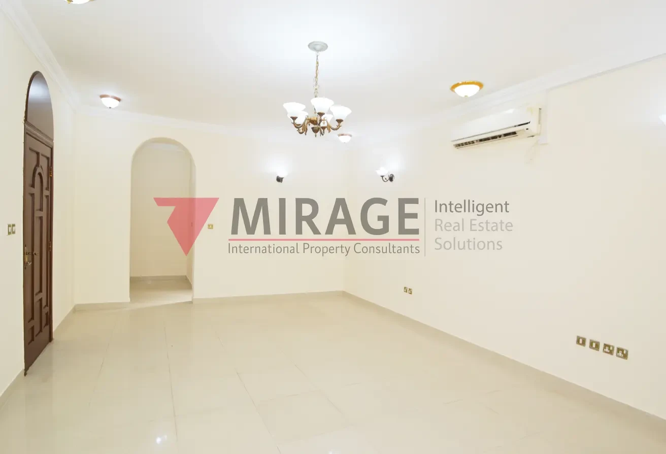 Large 5 bed services or staff villa near Landmark - Villa in Al Duhail