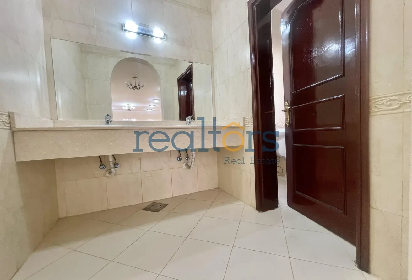 Convenient Location | 4 BR UF Villa | Compound - Plot in Street 870