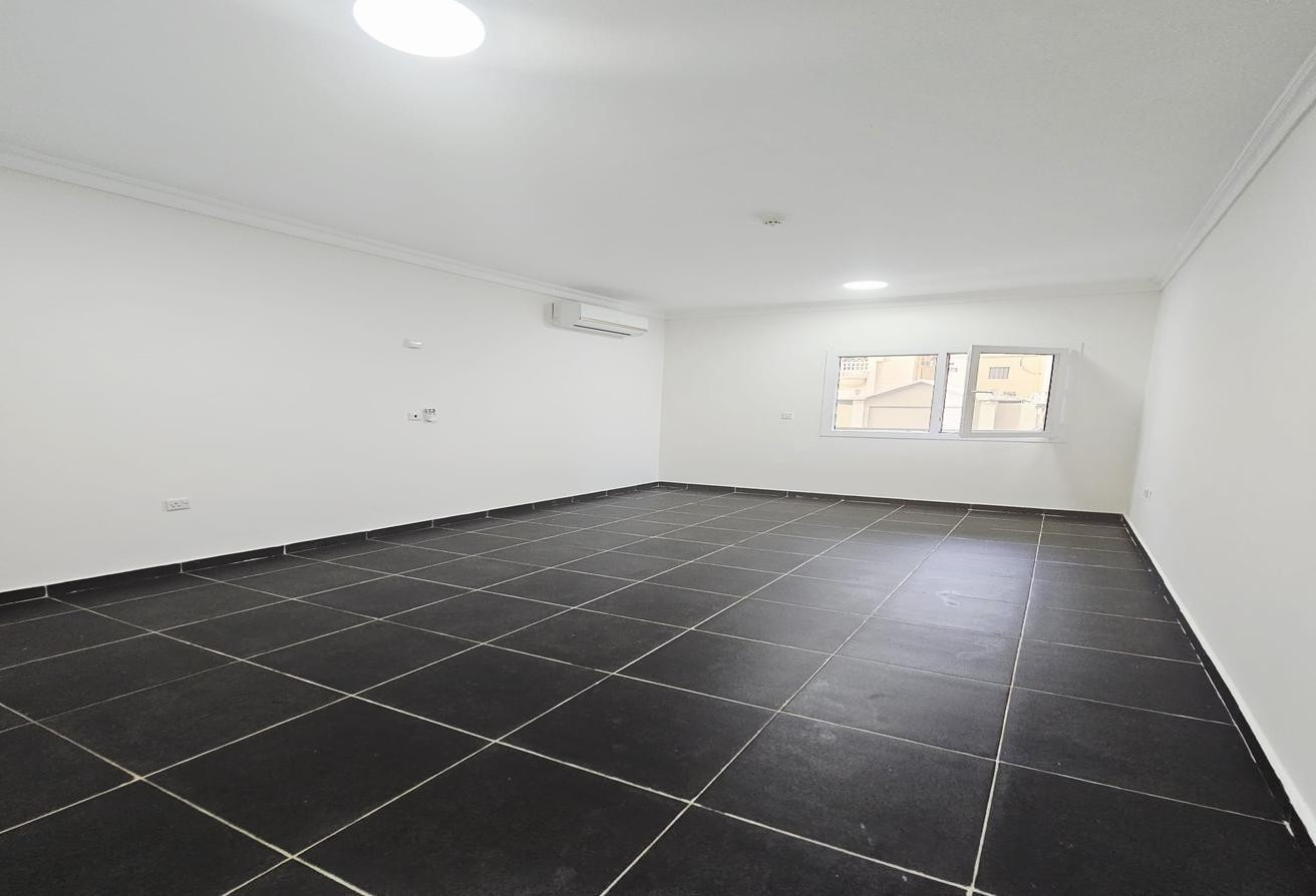 HUGE 2BHK WITH BALCONY OLD AIRPORT PRIME LOCATION - Apartment in Old Airport Road