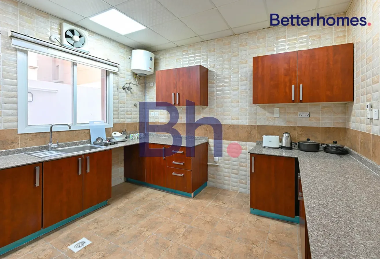 AMAZING | 5 BEDROOMS | MAID ROOM | PRIME LOCATION - Compound Villa in Bu Hamour Street