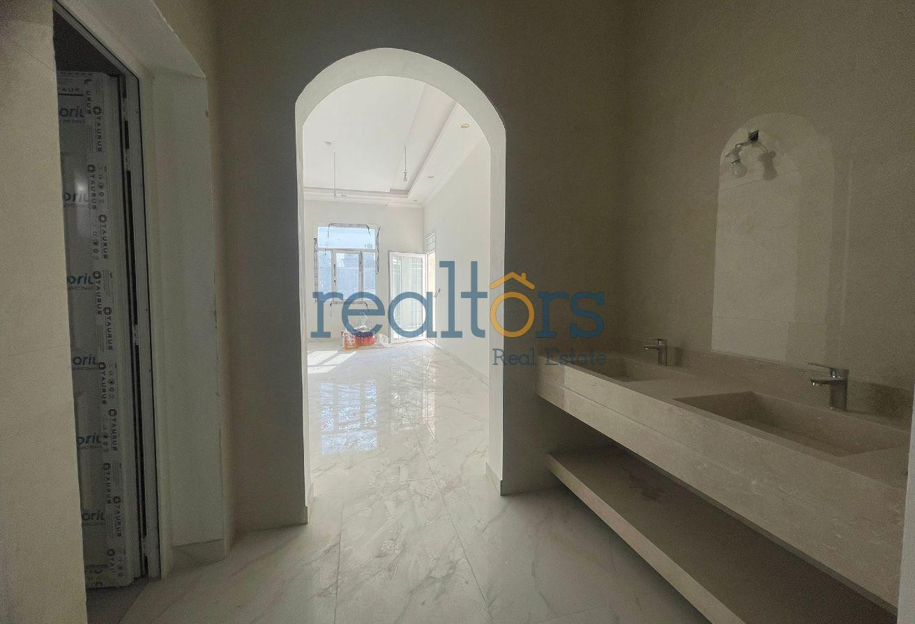 S A Villa Brand New 5-Bed with Maid &amp; Driver Rooms - Villa in Al Khazin Street