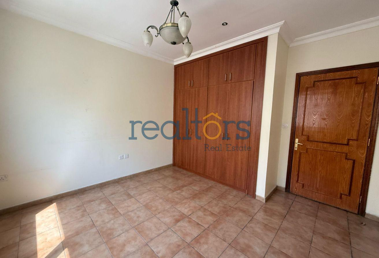 NO COMMISSION* SPACIOUS 3 BHK COMPOUND - AL NASR - Compound Villa in Al Nasr Street