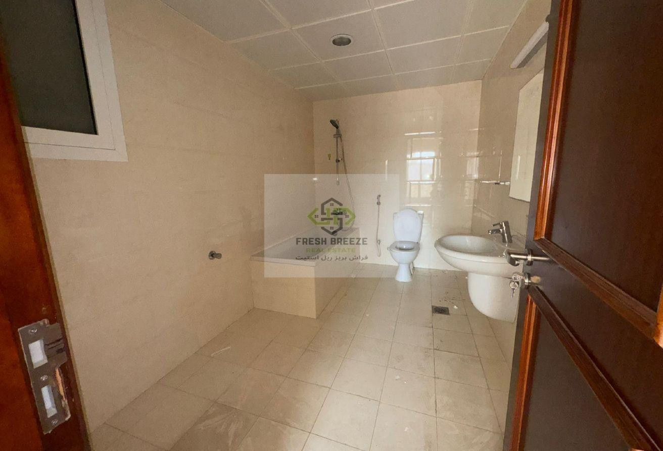 3BHK WITH BALCONY UN-FURNISHED APARTMENT. - Apartment in Umm Ghuwailina 4