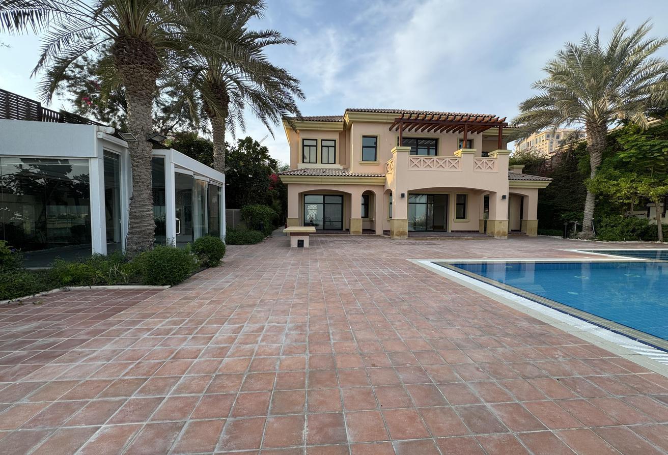 HUGE LAYOUT 5 BEDROOM + MAID VILLA | BEACH ACCESS