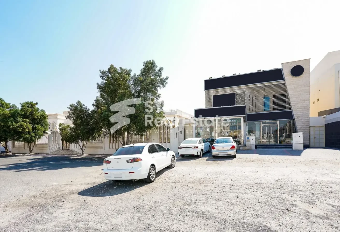 Spacious Service Villa for Sale - Villa in Street 870