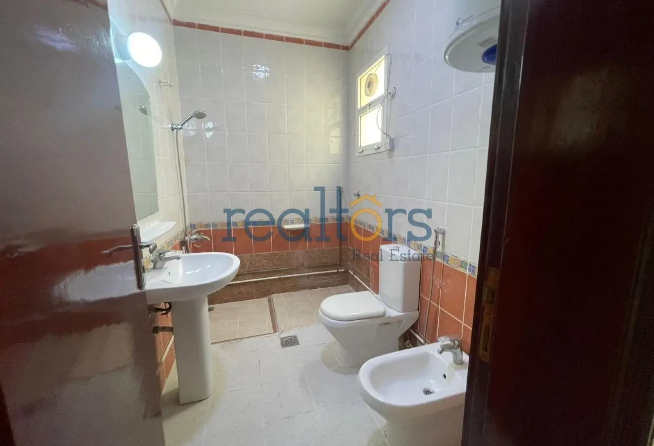 Bacholer accommodation with Ac&#39;s - Compound Villa in Al Hanaa Street