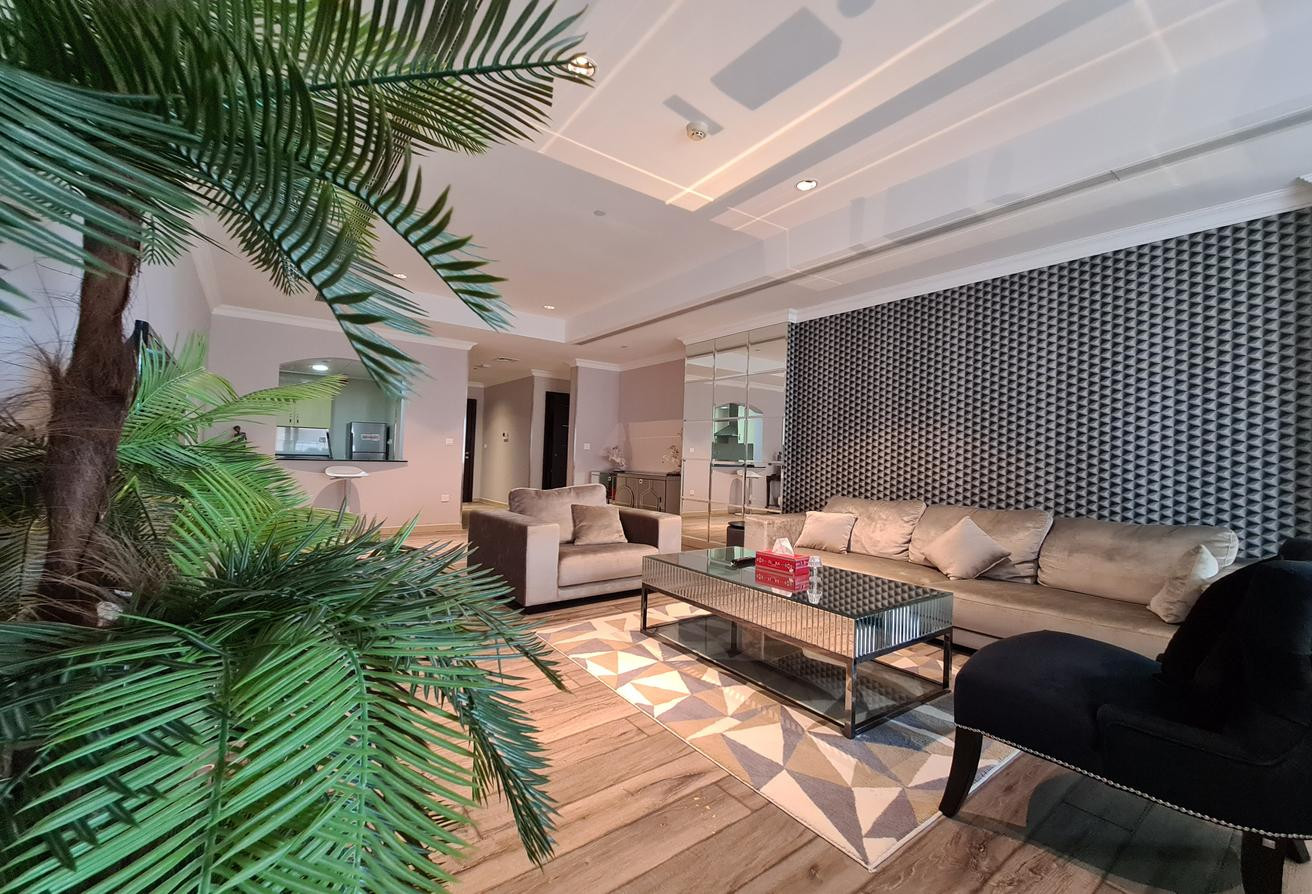 Large FF 1 BR + office | Modern and Bright - Apartment in East Porto Drive
