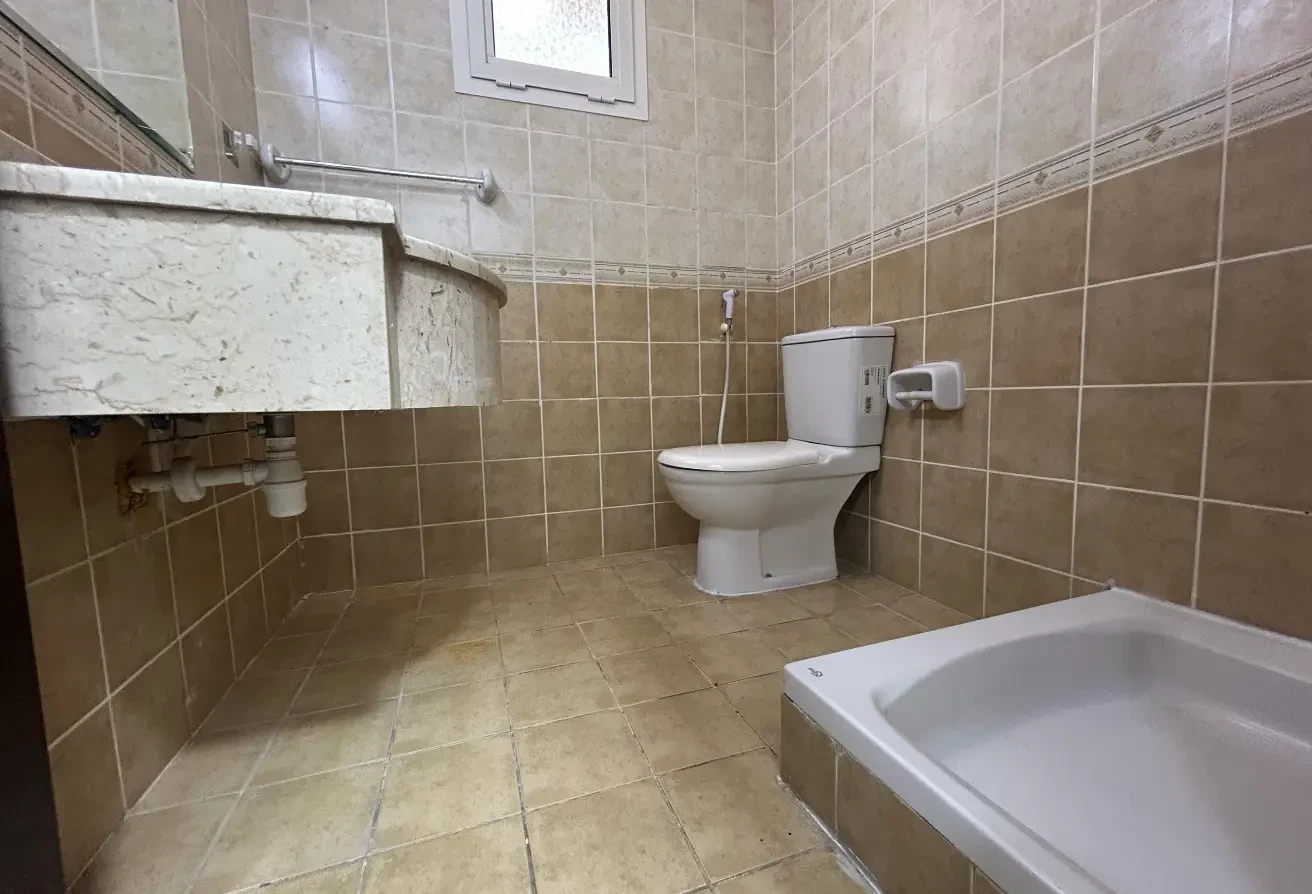 1BHK UNfurnished Apartment located at Old Airport - Apartment in Tadmur Street