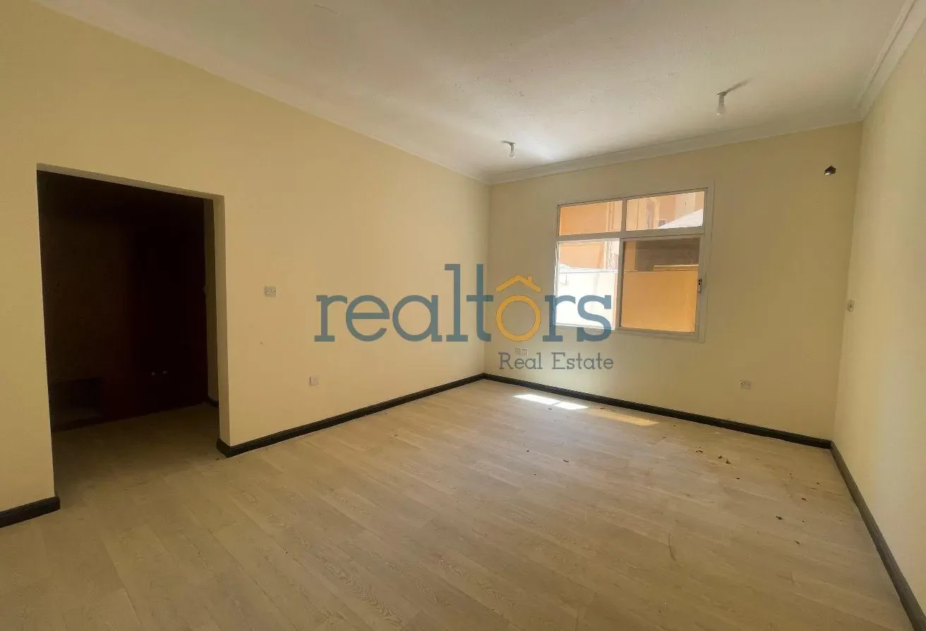 2 Villas for Sale – Excellent Location Duhail - Villa in Street 870