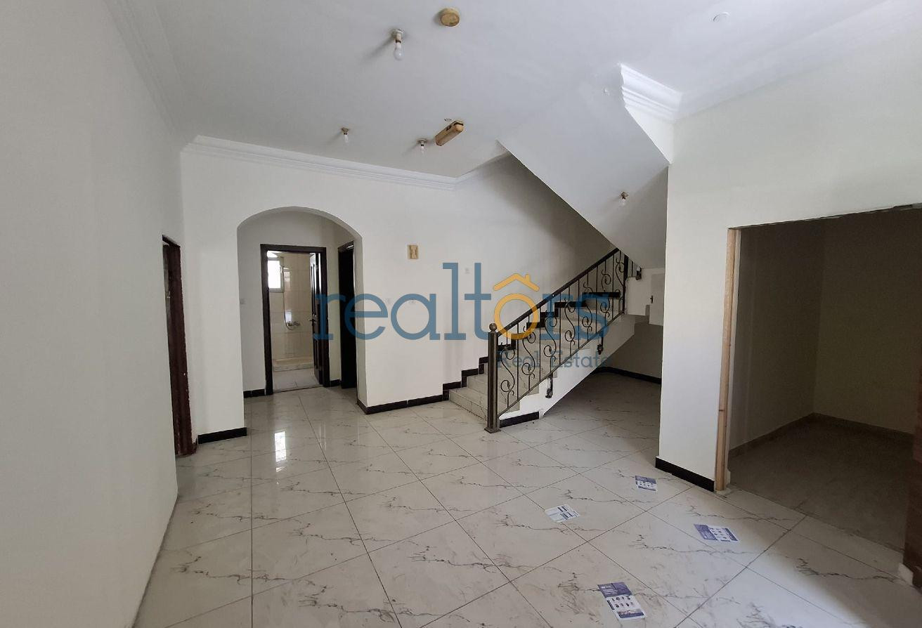 Bacholer accommodation with Ac&#39;s - Compound Villa in Umm Al Seneem Street