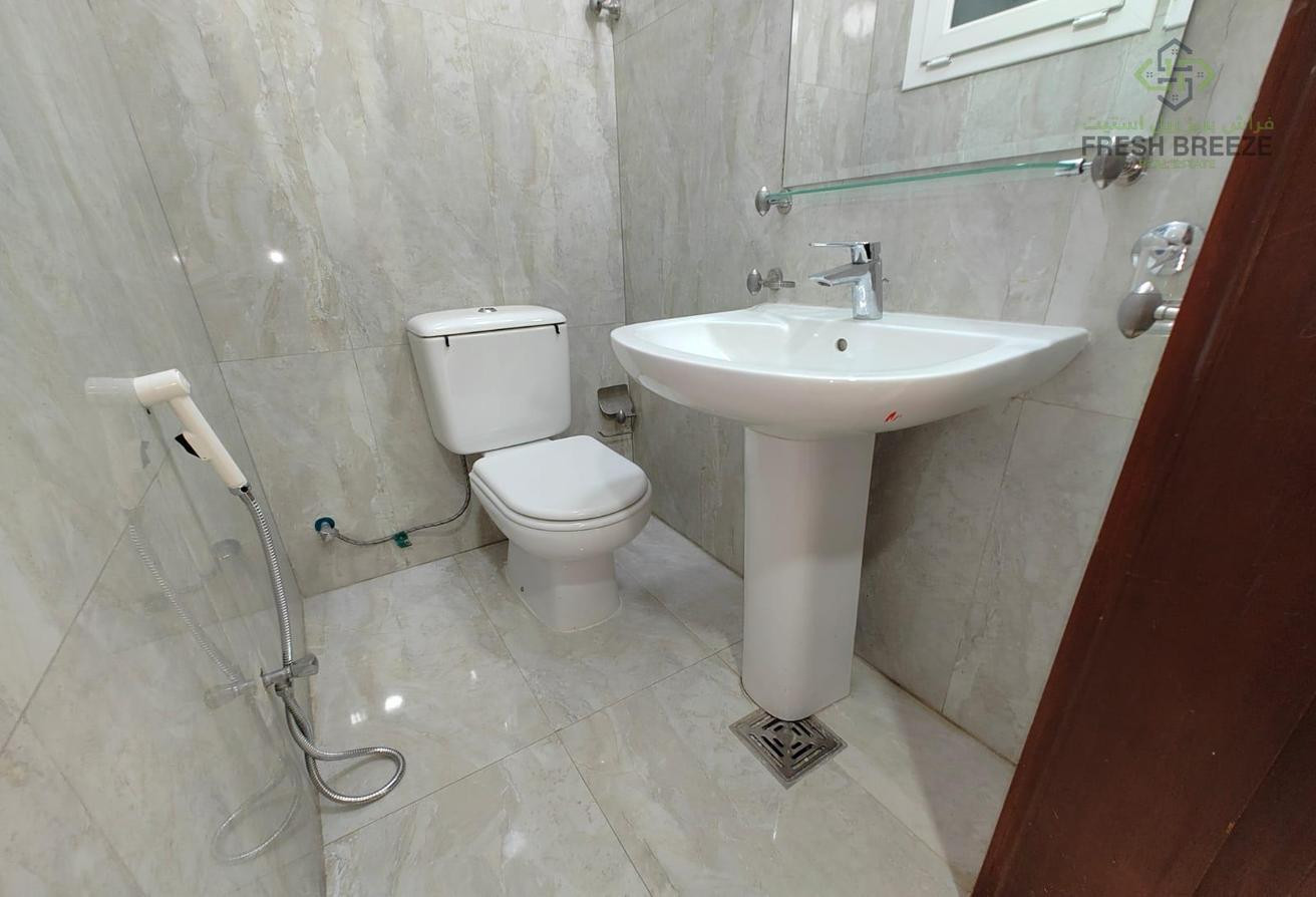Spacious 1 BHK Un Furnished Ideal For Families. - Apartment in Umm Ghuwailina 4