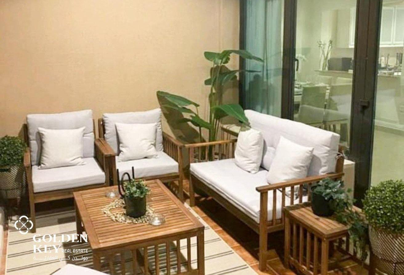 Elegant 3BR+Maid w/Sea View For Sale Title Deed - Apartment in West Porto Drive