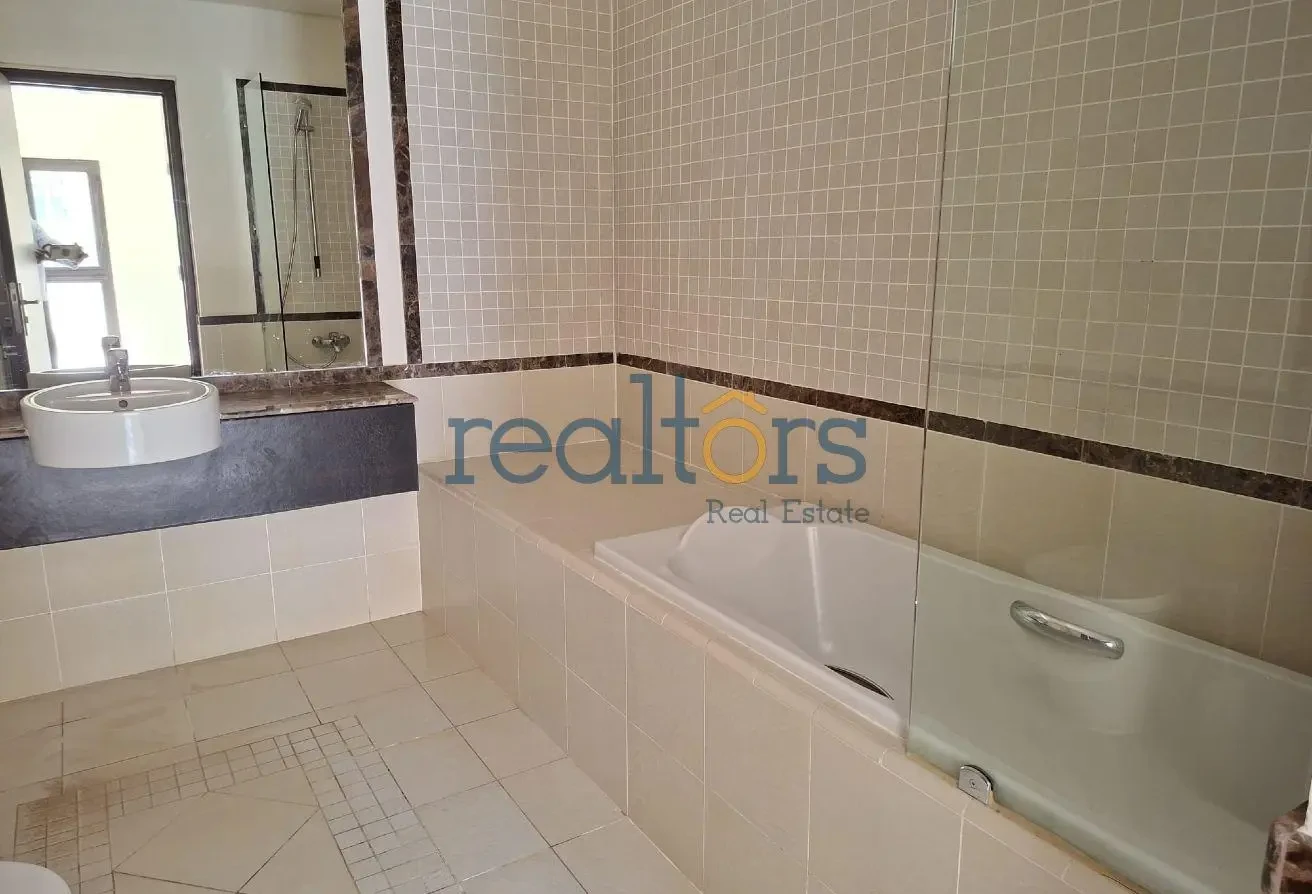 2 bedroom unit with private backyard. 1 month free - Apartment in Teatro