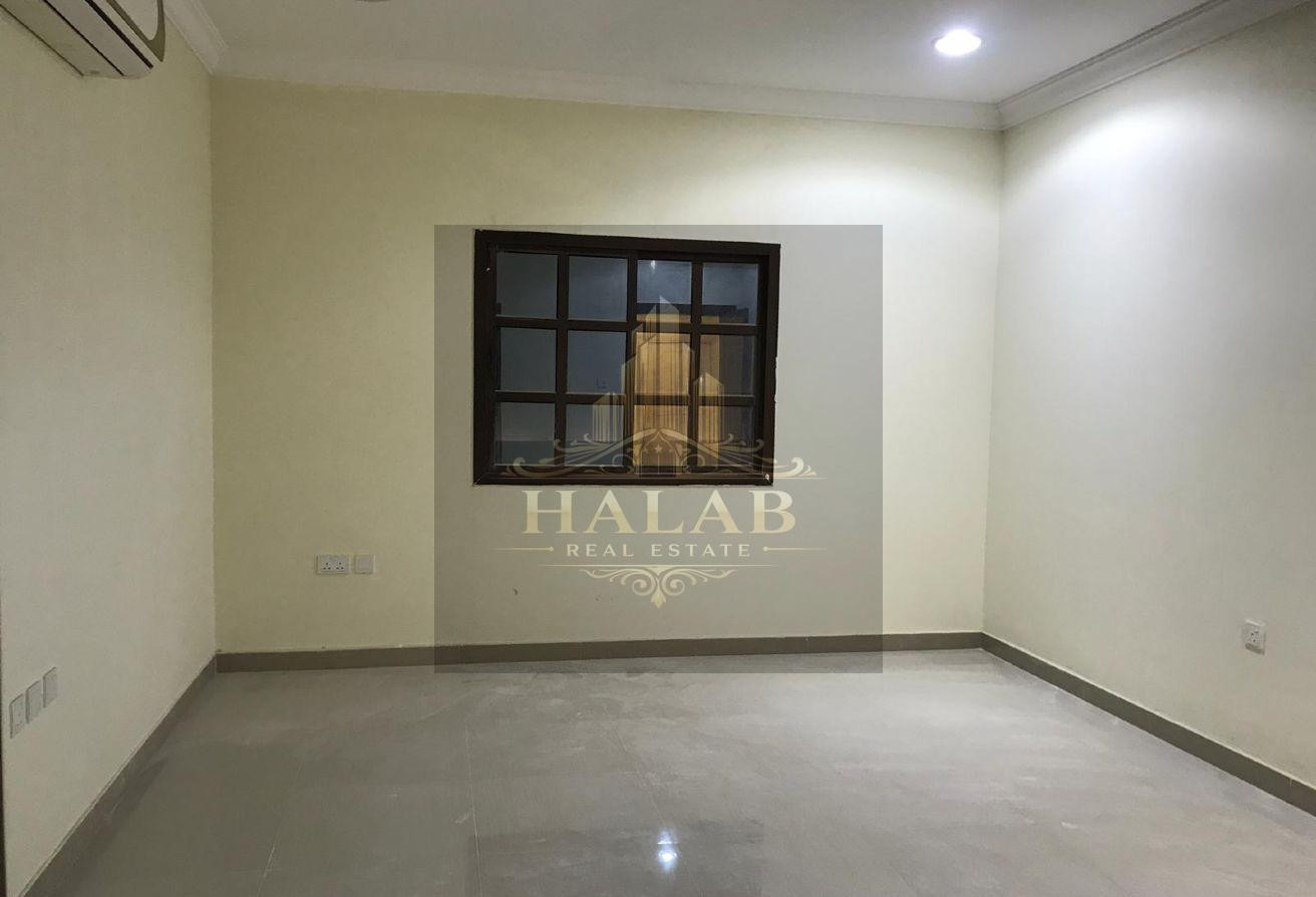 A room and a lounge with a kitchen and a comprehen