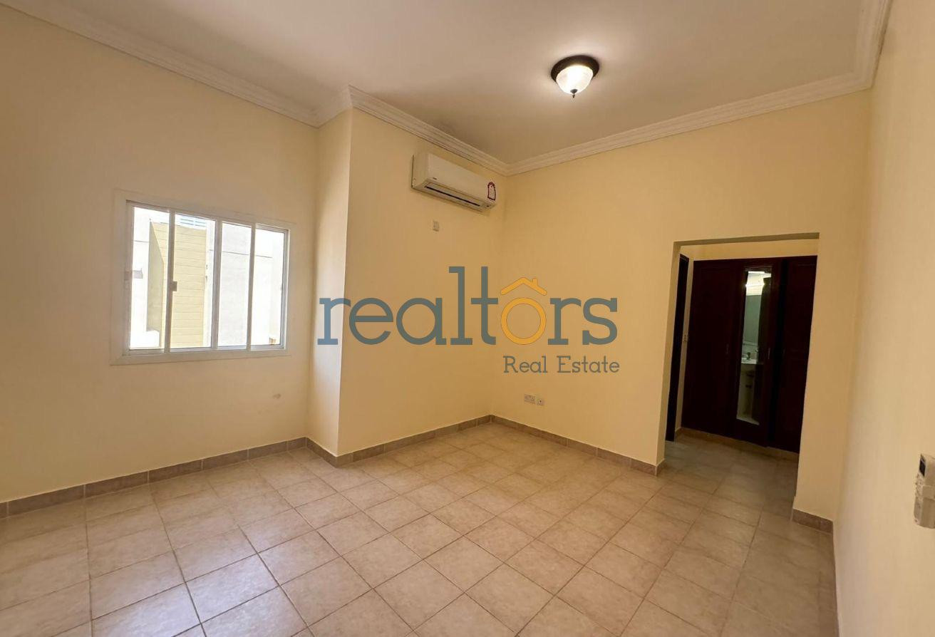 Spacious Compound Villa | Family-Friendly Living - Compound Villa in Bu Hamour Street