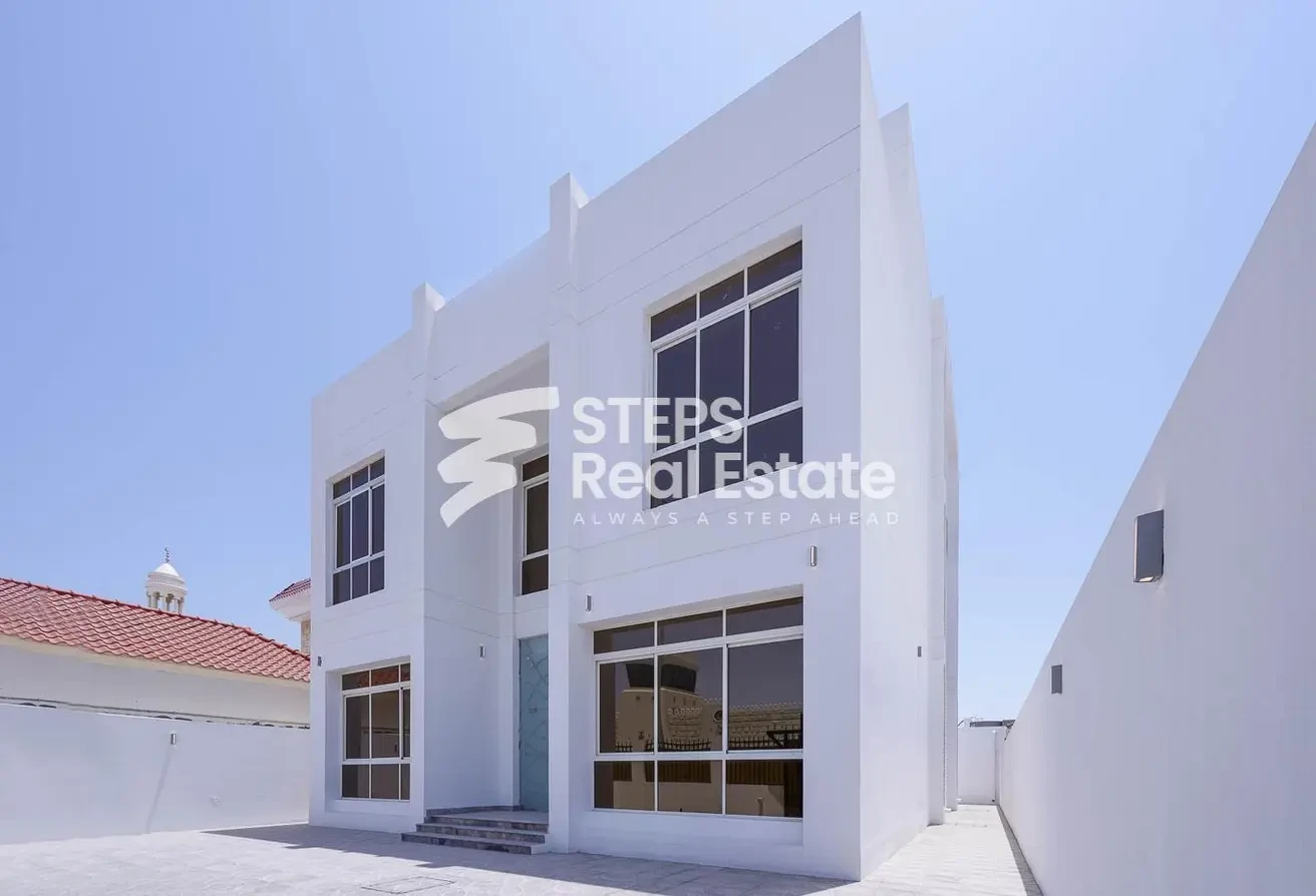 Spacious Service Villa for Sale in Duhail - Villa in Street 870