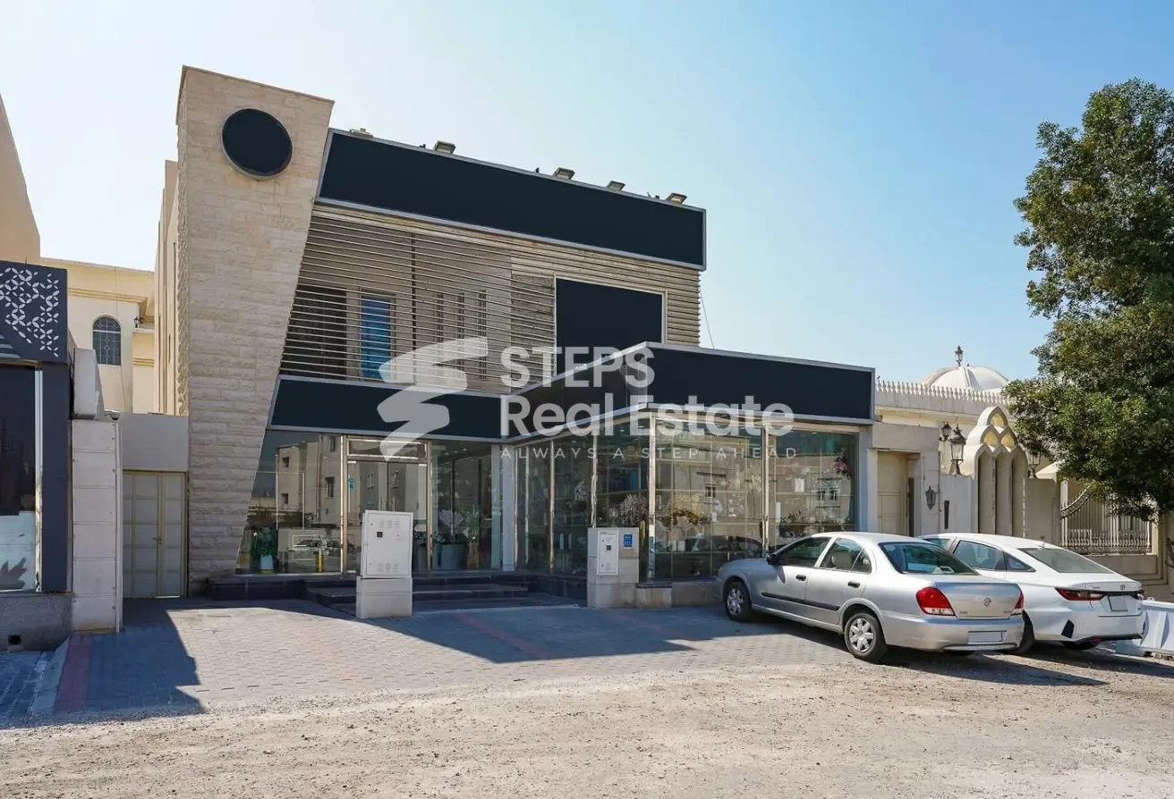 Spacious Service Villa for Sale - Villa in Street 870