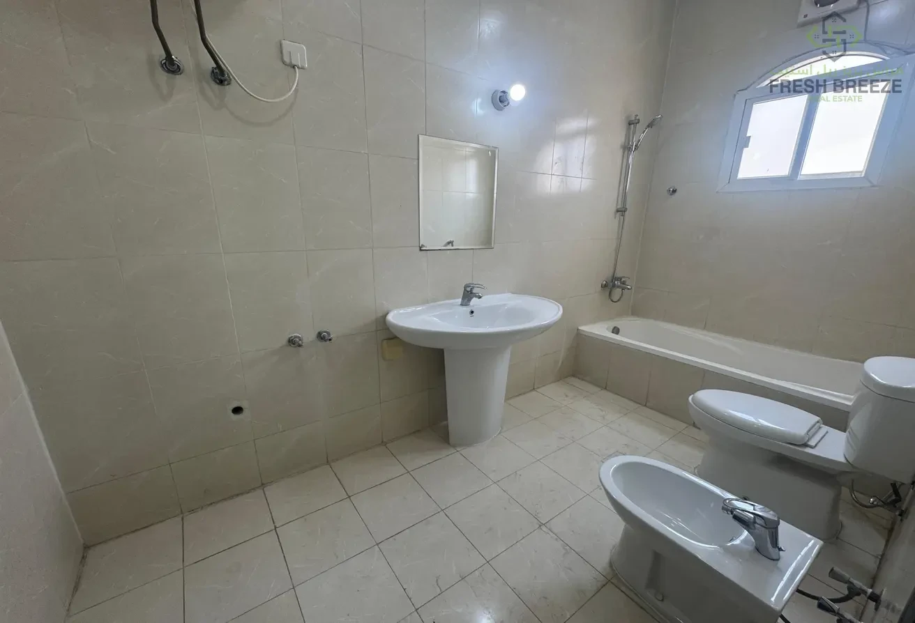 5BHK COMPOUND VILLA 1 ROOM ON GROUND IN AIN KHALID - Villa in Ain Khaled