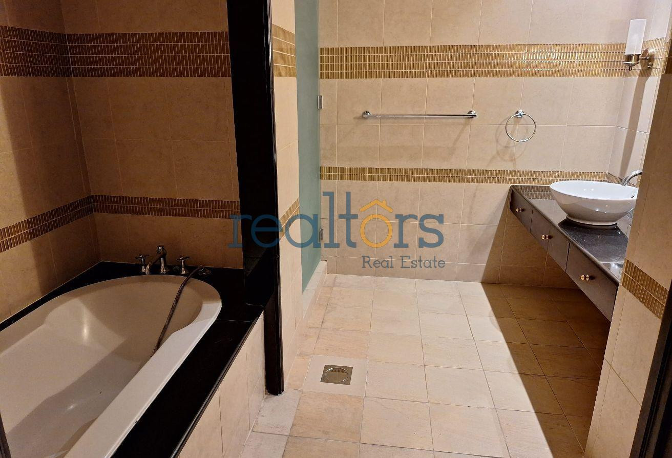 Great 3 bedroom plus maid room unit. Marina vie