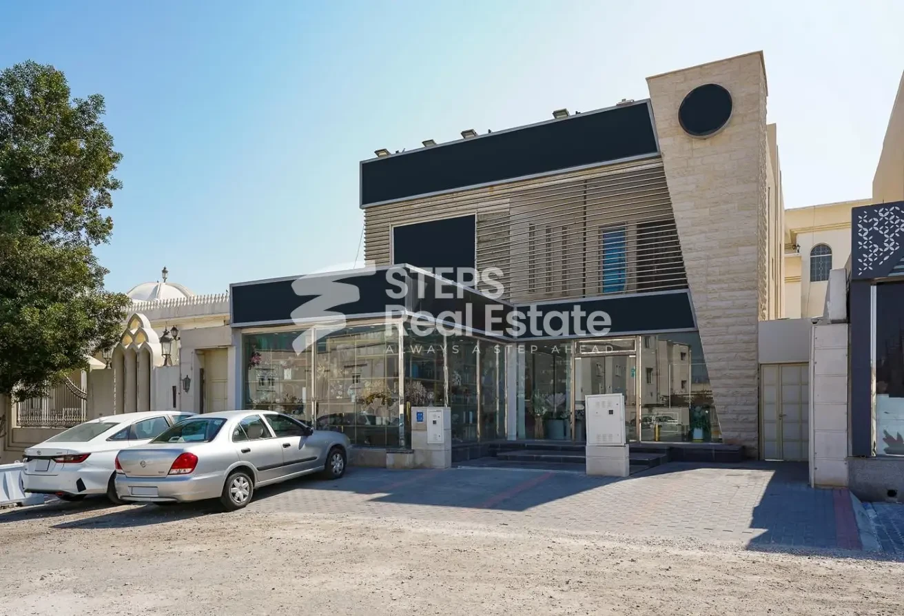 Spacious Service Villa for Sale - Villa in Street 870