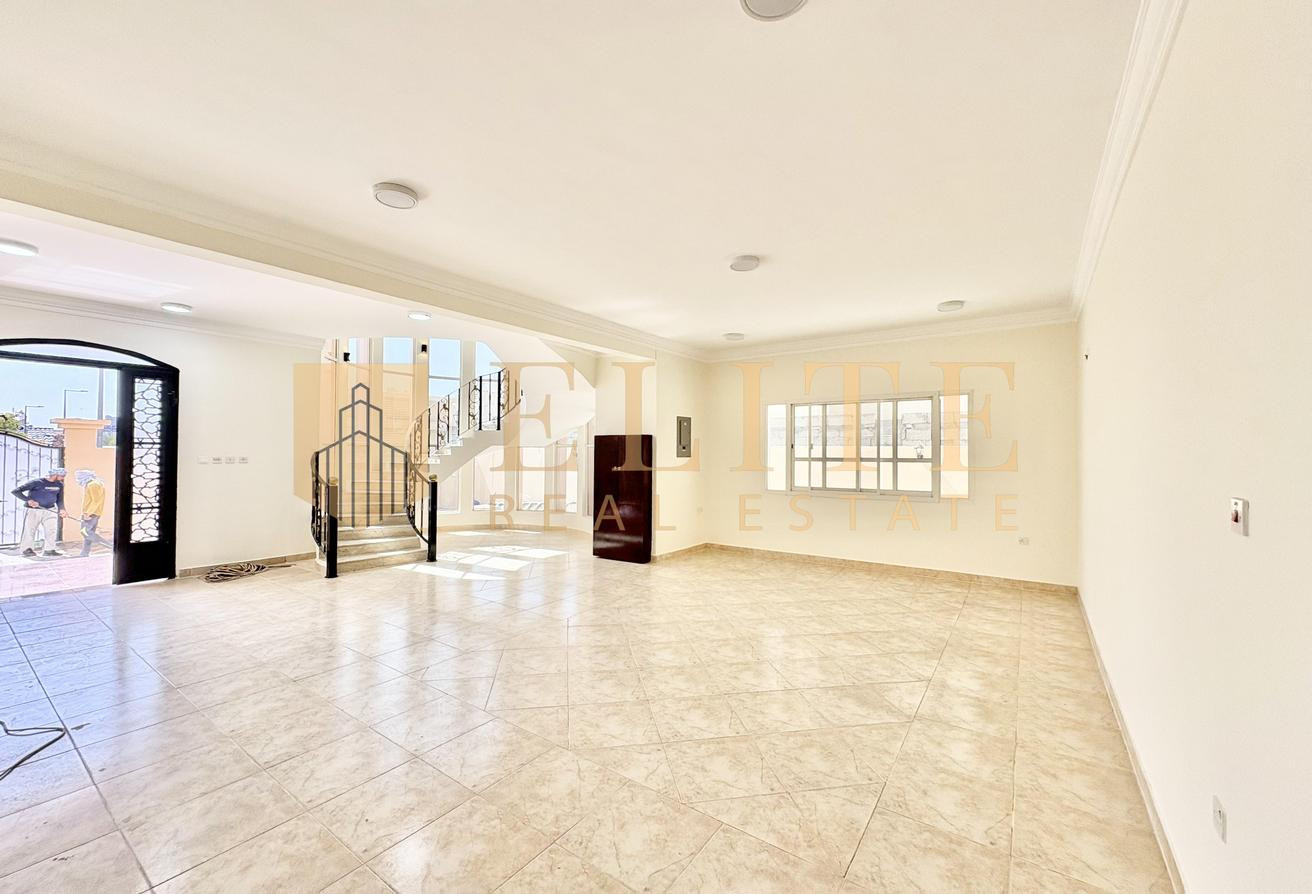 Huge renovated 5BDR+maid room standalone villa - Villa in Mesaimeer Road