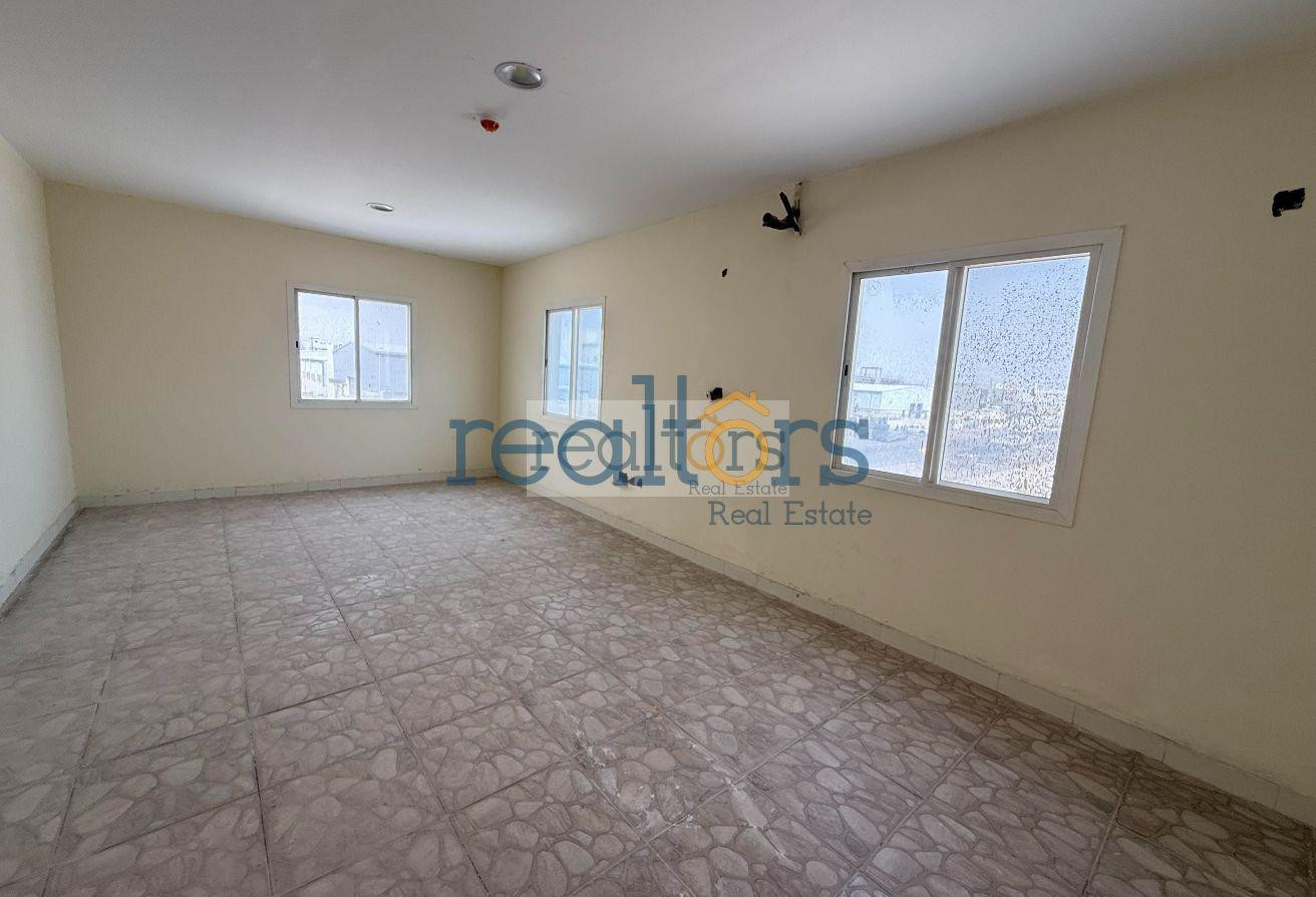 Warehouse with Labor Rooms in Birkat Al Awamer