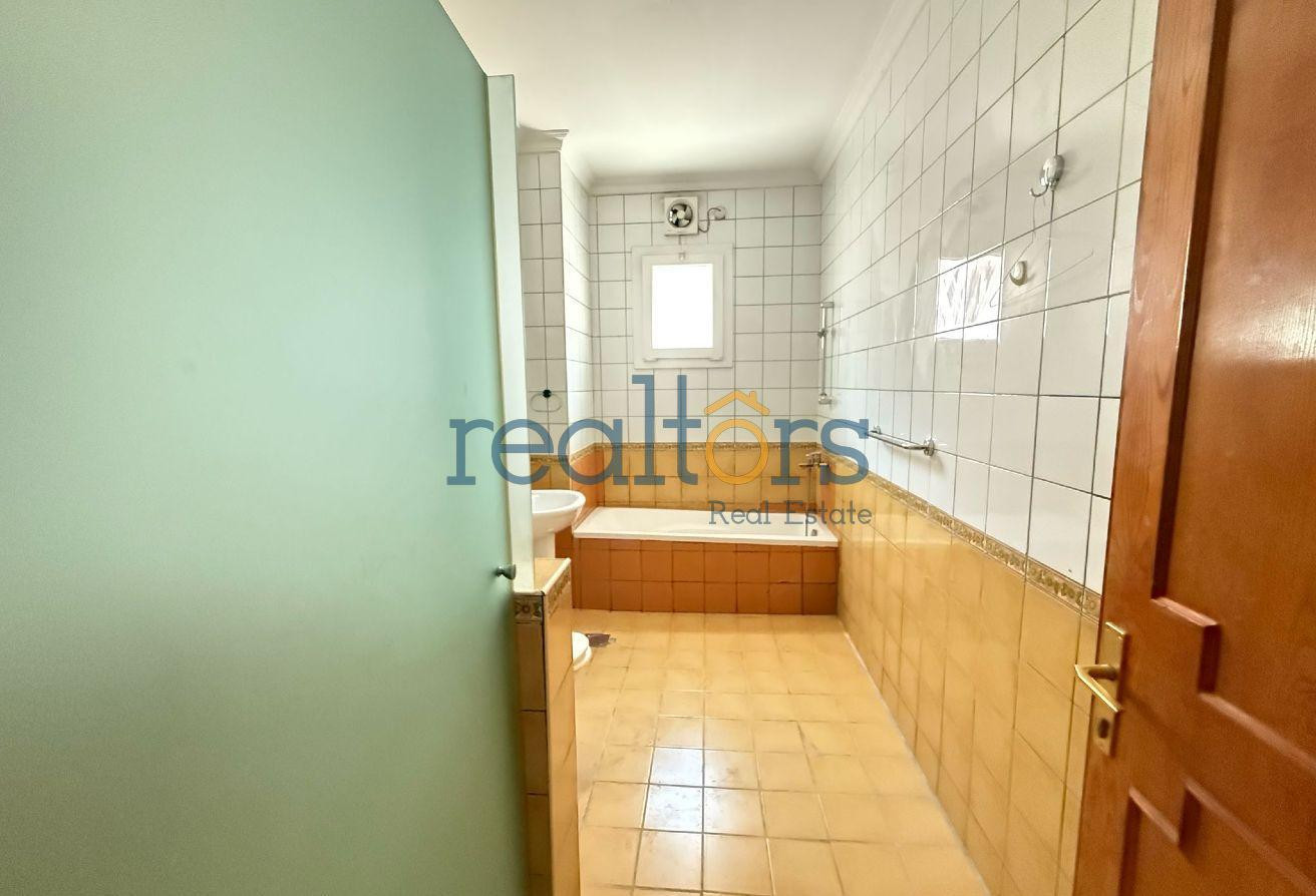 NO COMMISSION* SPACIOUS 3 BHK COMPOUND - AL NASR - Compound Villa in Al Nasr Street