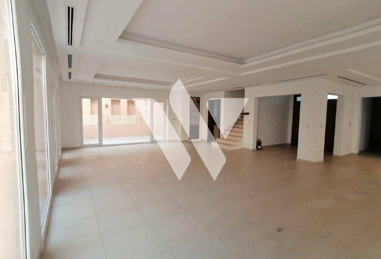 Renovated 4 plus Maid Villa with Pool in Lagoon