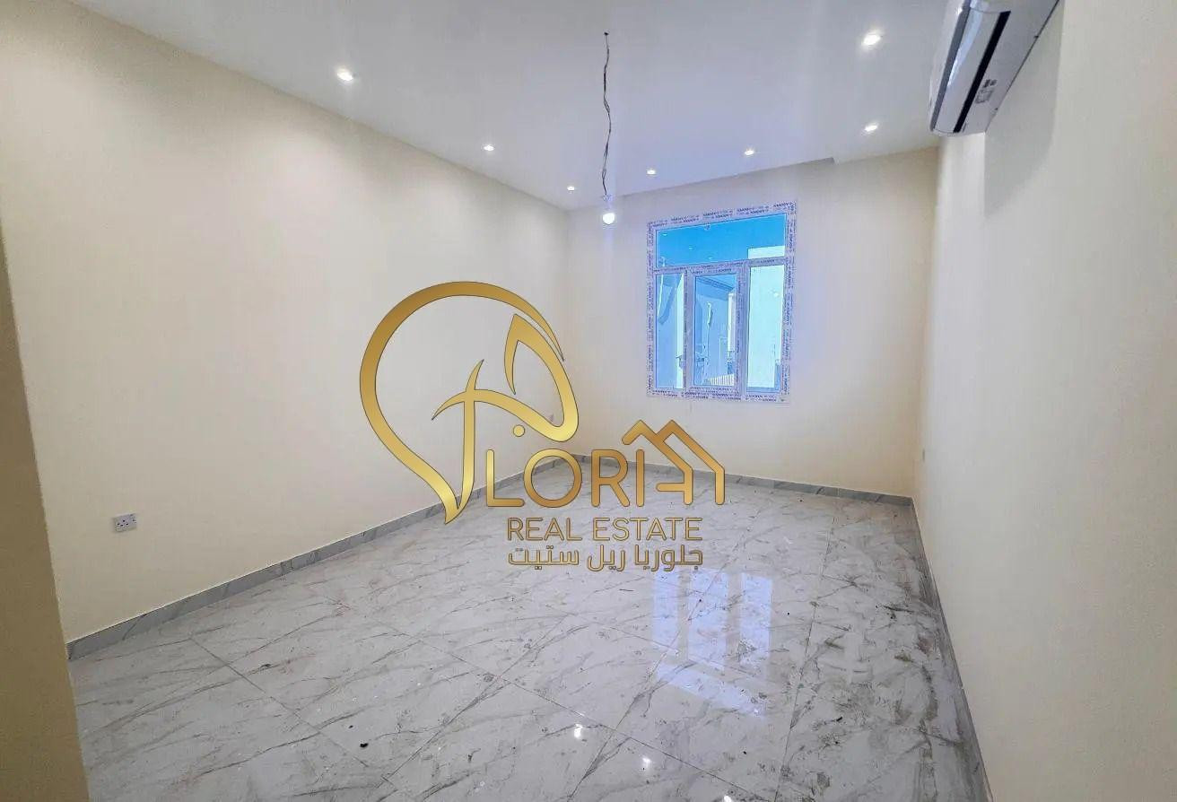 للبيع | فيلتان متلاصقتان – أم قرن موقع خدمي على ش - Villa in Rawdat Al Hamama