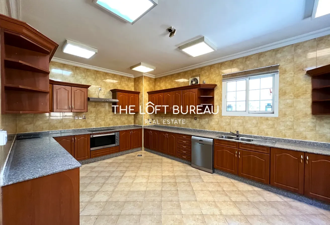 SF 5 Bed + Maid in Abu Sidra | In Compound - Villa in Doha