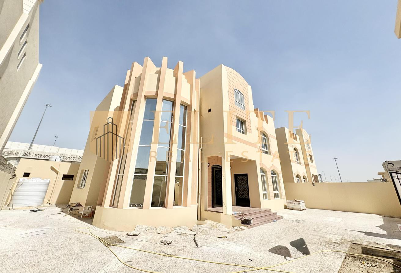 Huge renovated 5BDR+maid room standalone villa - Villa in Mesaimeer Road
