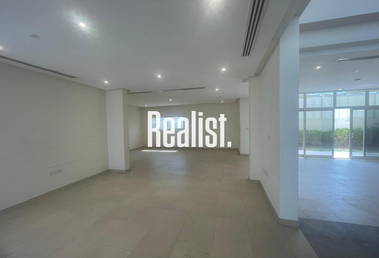 PRIVATE POOL || 5 BEDROOM VILLA || SEMI FURNISHED - Villa in Umm Al Seneem Street