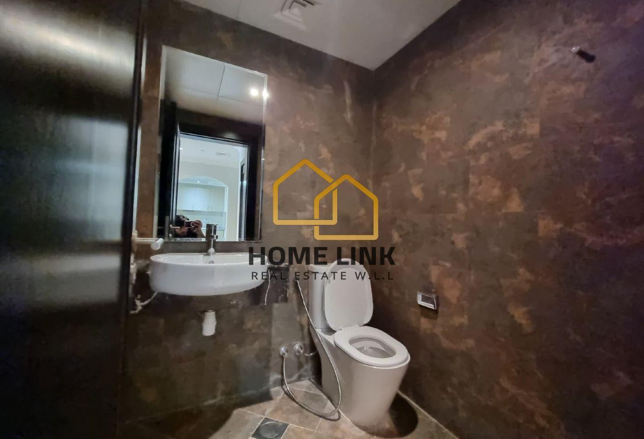 SPACIOUS AND COZY 1 BEDROOM FF APT IN THE PEARL - Apartment in West Porto Drive