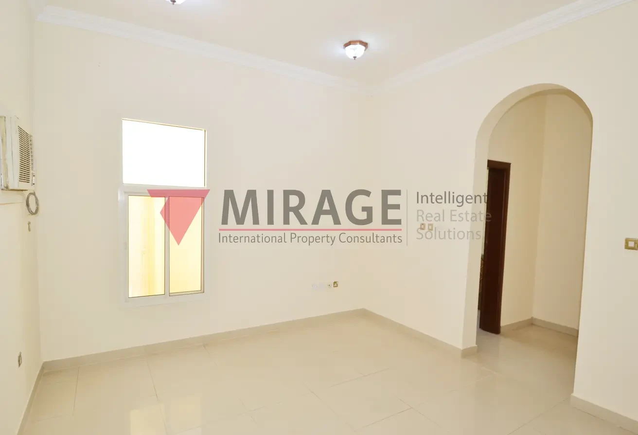 Large 5 bed services or staff villa near Landmark - Villa in Al Duhail