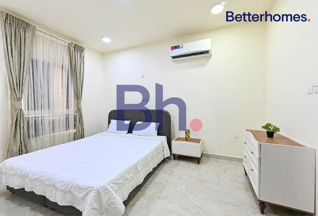 AMAZING | 5 BEDROOMS | MAID ROOM | PRIME LOCATION - Compound Villa in Bu Hamour Street