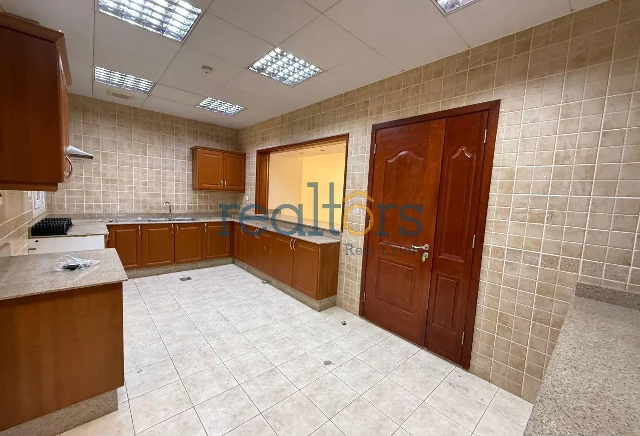 3BR Villa Plus Maid Room in Ain Khaled Compound - Compound Villa in Wadi Al Shaheeniya Street