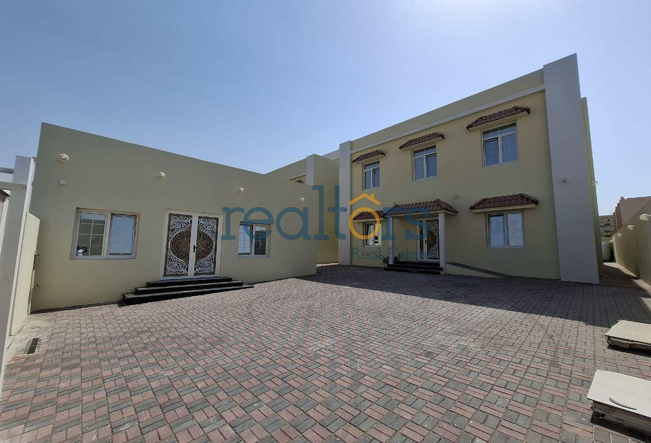 Spacious Standalone Villa with Majlis service road - Villa in Izghawa