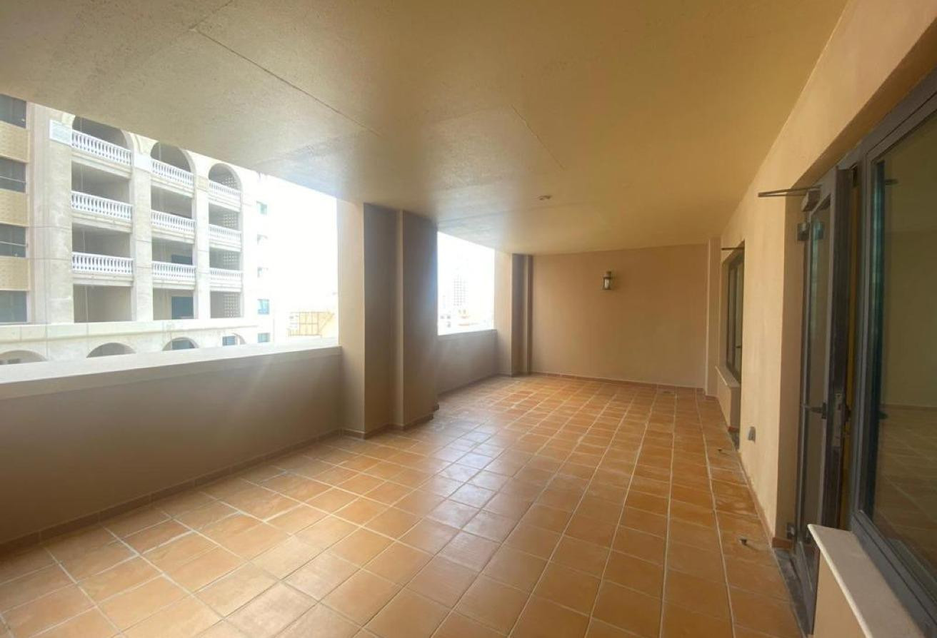 Semi-Furnished 1-Bedroom Apartment in Porto Arabia