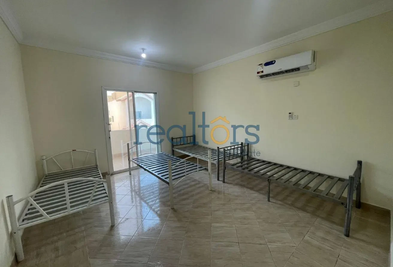 Bacholer accommodation with Ac&#39;s - Compound Villa in Al Hanaa Street