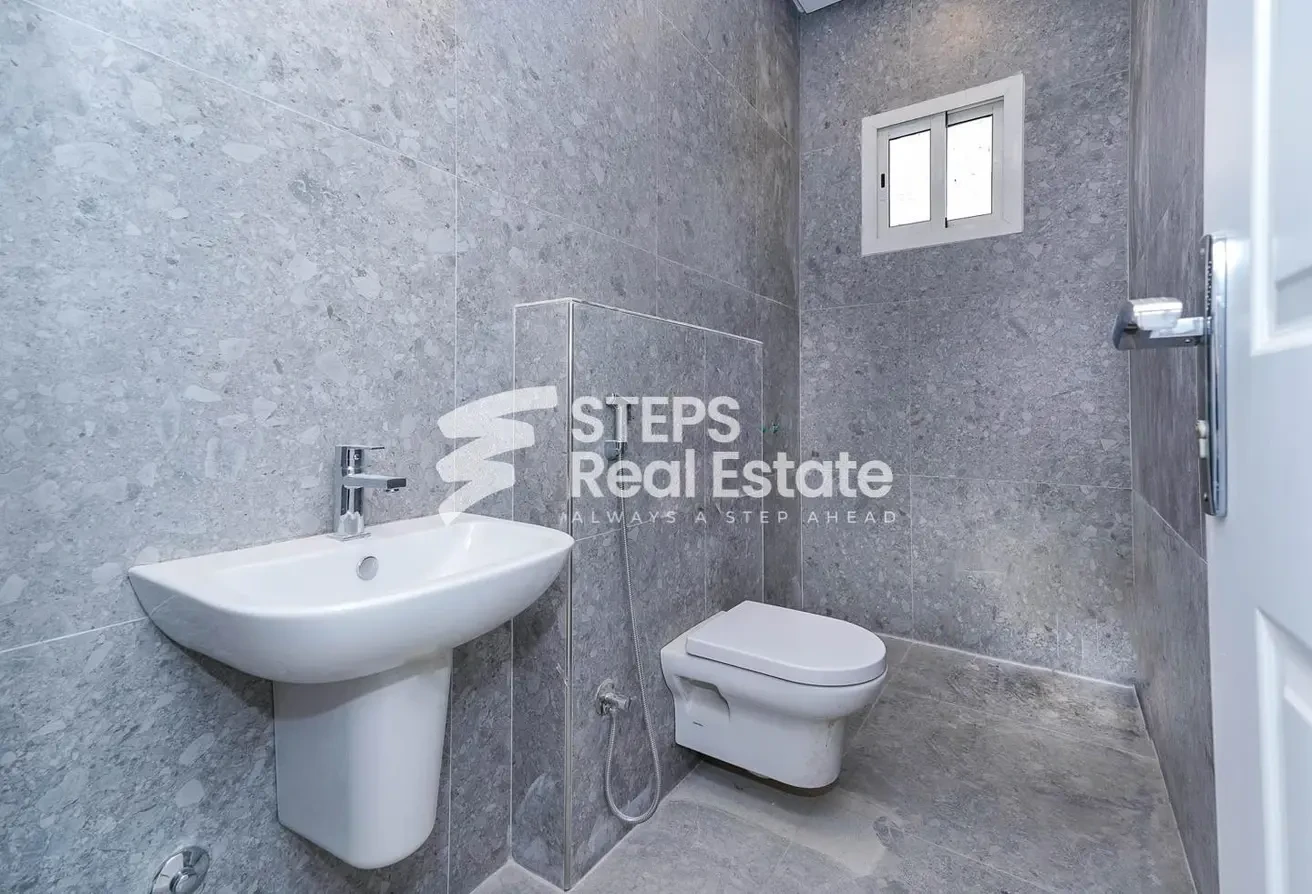 Spacious Service Villa for Sale in Duhail - Villa in Street 870
