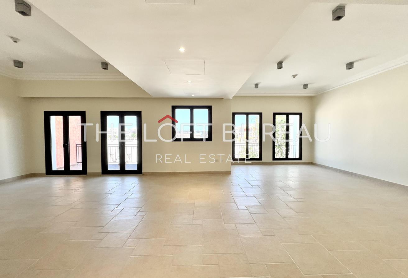Elegant 2 BHK Townhouse | Private Beach Access - Townhouse in Venezia